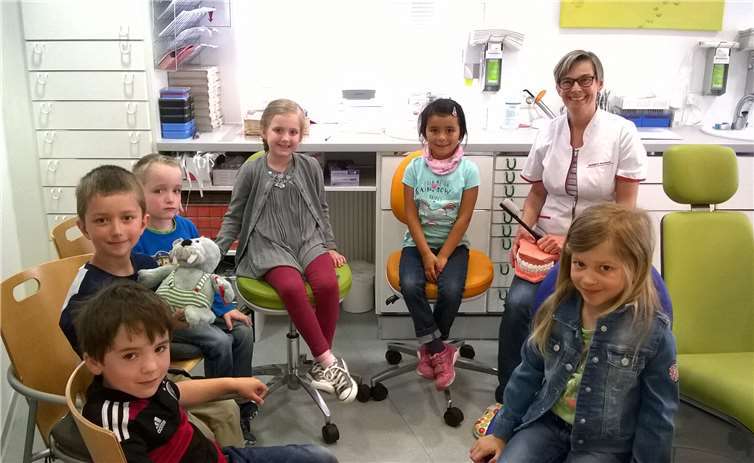Der Besuch in der Praxis der Patenzahnärztin Frau Dr. Straube war aufregend und bot viele neue Einblicke in die Welt der Zähne.  privat