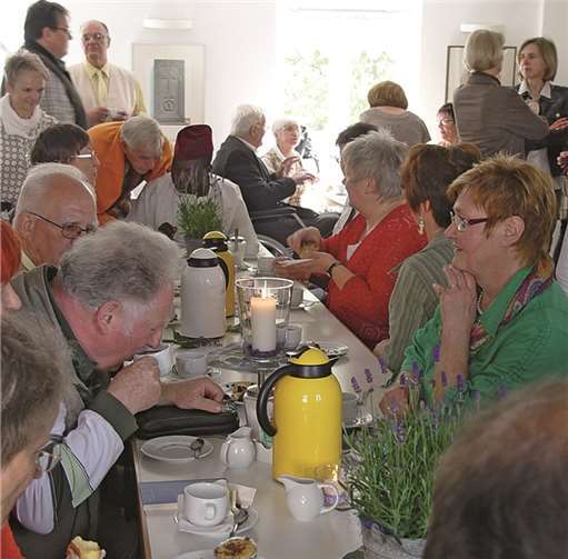 Der Besuch von Dr. Boniface Fogwe war Garant für ein volles Café nach dem Gottesdienst.