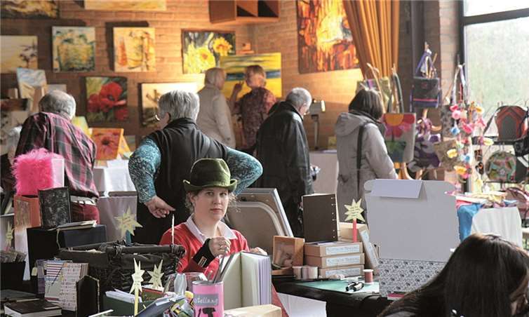 Der Besucherandrang des MKT im Merler Pfarrsaal war groß. Der kurzfristige Ortswechsel hat der Ausstellung nicht geschadet.