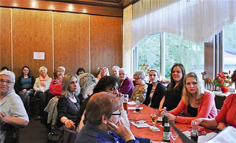 Der Besucherandrang war so groß, dass noch zusätzliche Sitzgelegenheiten aufgebaut werden mussten.