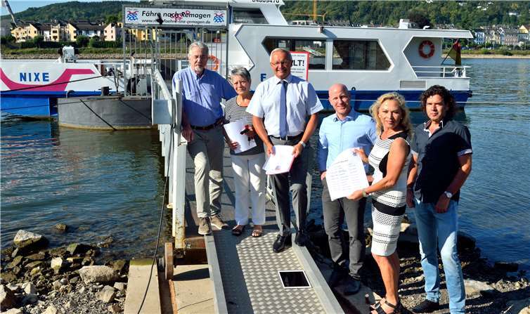 Der Betrieb der Personenfähre „Nixe“ zwischen Erpel und Remagen ist auch im kommenden Jahr gesichert. Mit dem Weiterbetrieb der morgendlichen zwei Fahrtenpaare steht sowohl für die Berufspendler wie auch für Schüler und Studenten eine schnelle Verbindung über den Rhein zur Verfügung: (V.l.) Dr. Hans-Georg Faust, Verwaltungsratsvorsitzender Rheinfähre Linz-Kripp GmbH, Cilly Adenauer, Ortsbürgermeisterin von Erpel, Landrat Achim Hallerbach, Udo Scholl, Geschäftsführer der Rheinfähre Linz-Kripp GmbH, Helga Zoltowski, zuständige Abteilungsleiterin in der Kreisverwaltung, und Dr. Reinhard Lahr, Mitarbeiter der Kreisverwaltung Neuwied.privat