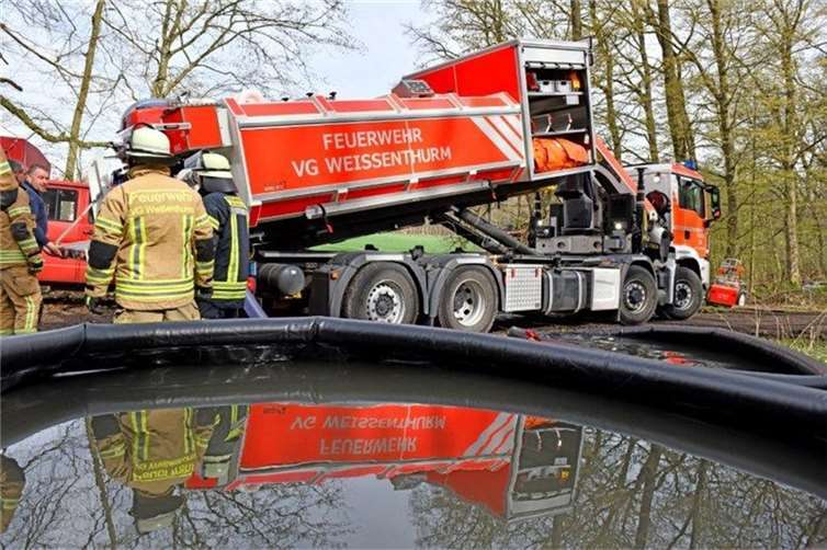 Der Betrieb einer Vielzahl von Einsatzfahrzeugen und Pumpen machte neben der Versorgung der Einsatzkräfte mit Getränken auch die mobile Versorgung mit Treibstoffen erforderlich.