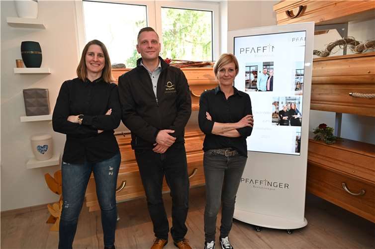 Der Betriebsinhaber mit seinen beiden Angestellten Anke Thurm (links) und Julia Schäfer.