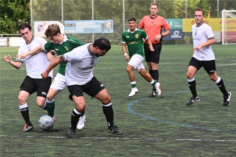 Der Betzdorfer Mika Nauroth (grünes Trikot) nahm es in dieser Szene gleich mit zwei Spielern des TuS Mayen (links Leon Kohlhaas, rechts Tayfun Öztürk) auf. Foto: SK