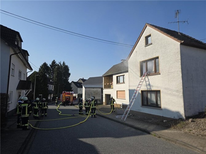 Der Bewohner des Hauses konnte dank des Einsatzes der Feuerwehr aus dem verrauchten Haus gerettet werden.