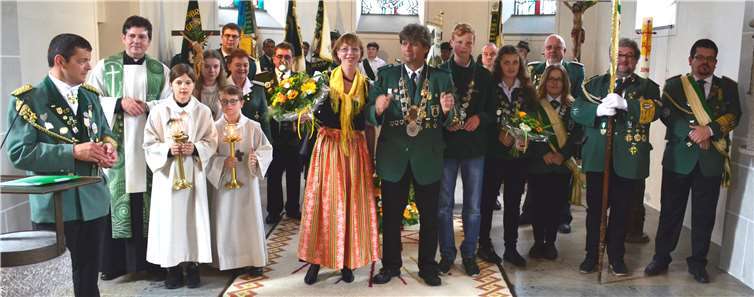 Der Bezirksschützenvorstand ehrte in der Roßbacher Kirche die neuen Majestäten. - HEP -