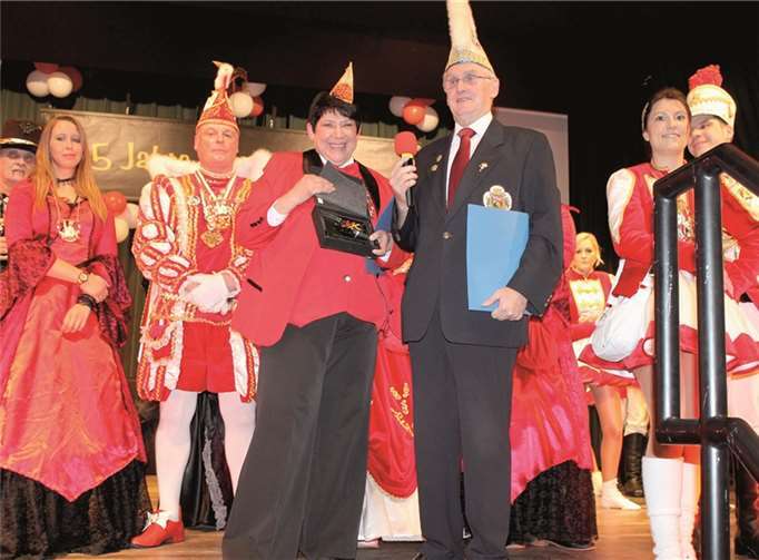 Der Bezirksvorsitzende des RKK Werner Peters gratulierte der Präsidentin der Akademie Heide Horsch zum Jubiläum.
