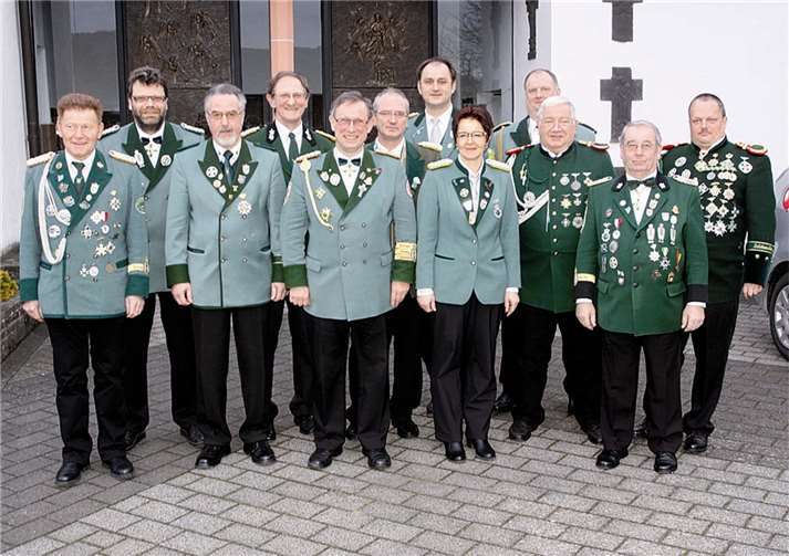 Der Bezirksvorstand ist wieder komplett. Arbeiten jetzt wieder Hand in Hand mit Bezirksbundesmeister Sigi Belz (Mitte) zusammen. Bezirksschießmeister für das sportliche Schießen Johann Kappl (St. Hubertus Löhndorf, Links) und sein Stellvertreter Helmut Ockenfels (St. Sebastianus Bad Bodendorf, Rechts). -SES-