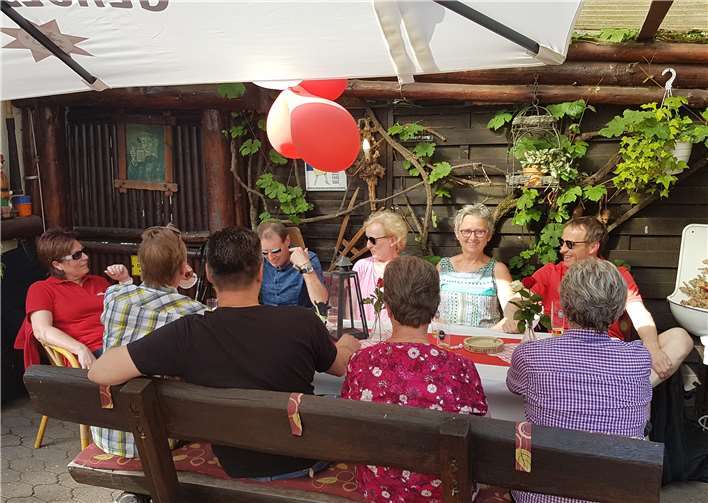 Der Biergarten des Bauernstübchens in Arienheller war in den Vereinfarben Rot und Weiß geschmückt. Fotos: privat