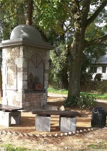 Der Bilderstock ist umrahmt von Bänken.