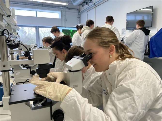 Der Biologie-Leistungskurs des Abiturjahrgangs (Jahrgangsstufe 12) des Städtischen Gymnasiums Rheinbach nahm am UniStem Day der Hochschule Bonn-Rhein-Sieg (Campus Rheinbach) teil. Fotos: privat