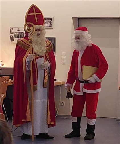 Der Bischof (Oliver Reinhard) besuchte die Mittwochsfrauen in Niederwambach mit Santa Klaus (Hermann Wieser). Im „Gepäck“ hatte er noch die „Silver Singers“, die mit einigen Liedern unter Leitung von Oliver Reinhard die Mittwochsfrauen erfreuten.  Foto: privat