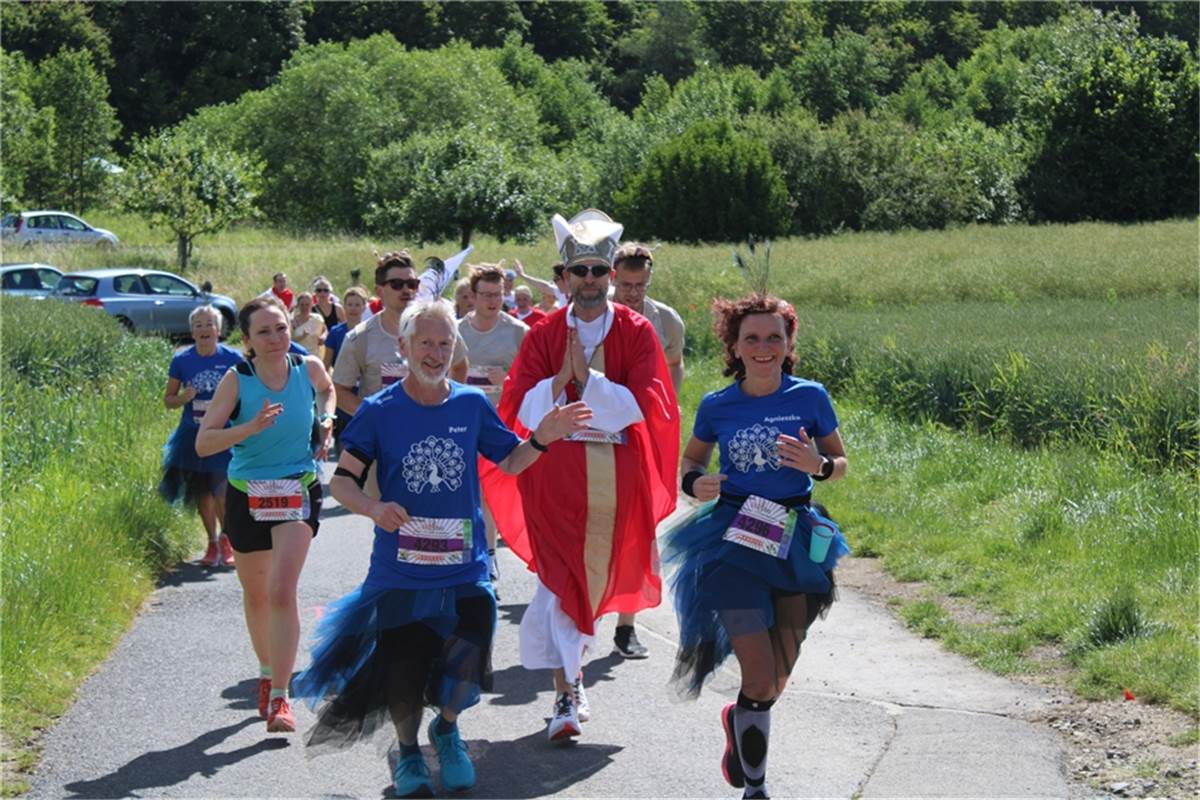 Wenn Zapfsäulen mit dem Bischof von Paderborn Halbmarathon laufen