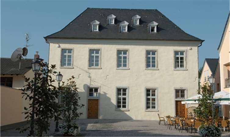 Der Blankartshof in Ahrweiler kann als ein gelungenes Beispiel für den Erhalt historischer Bausubstanzim Kontext einer Stadtkernsanierung geltenFix