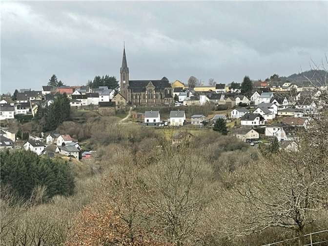 Der Blick auf die Kirche in Langenfeld heute. Foto: Gaby Hilger