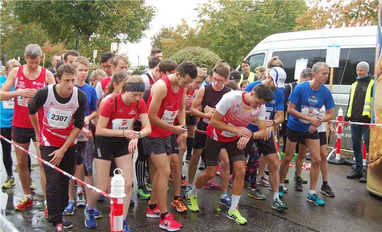 Der Blick auf die Uhr muss sein: Das Starterfeld über 5000 Meter macht sich auf die Strecke.