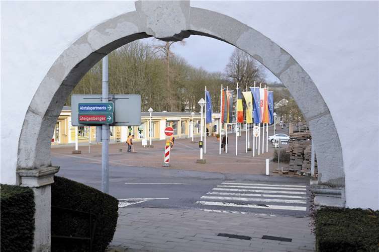 Der Blick auf die derzeitige Ansicht der Kollonaden am Kurzentrum. -FIX-