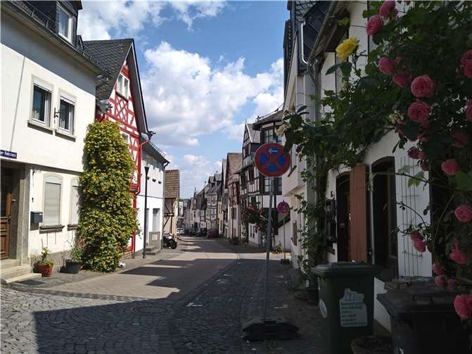 Der Blick den „Hinteren Rebstock“ hinunter zeigt viele schöne Fassaden, die teilweise im Zuge der Stadtsanierung erneuert wurden. Auch hinter den Fassaden in den Häusern hat sich viel getan. Etliche Häuser im Sanierungsgebiet wurde von ihren Besitzern in kleinen oder großen Projekten modernisiert. Vielfach ist attraktiver Wohnraum entstanden, der im Zentrum Montabaurs dringend benötigt wird.  Foto: VG Montabaur / Maike Brühl