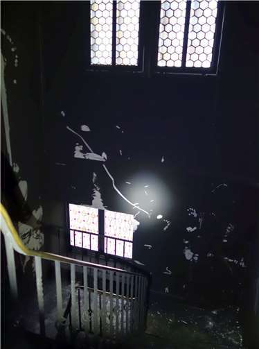 Der Blick in das verrußte Treppenhaus im Pfarrhaus Liebfrauen, wo das Feuer ausgebrochen ist.Fotos: Julia Fröder / Bistum Trier