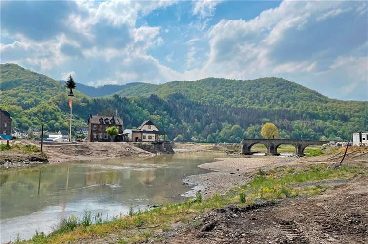 Der Blick ins Ahrtal beim Winzerdorf Rech mit der zerstörten Nepomuk-Brücke.  Foto: © SWR/Michael Eiden