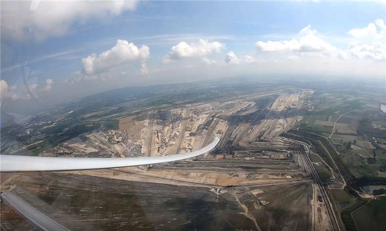 Der Blick über das „Langohr“ der ASH 25 EB28 auf einen Braunkohletagebau ist in zweifacher Hinsicht imposant. Martin van der Mühlen