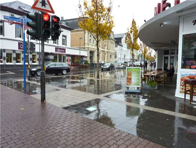 Der Blick vom Radweg in der Hermannstraße in die Heddesdorfer Straße. An dieser Stelle muss man derzeit noch absteigen und das Rad in Richtung St. Matthiaskirche schieben.Foto: CDU