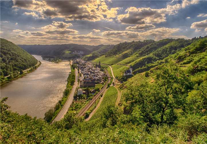 Der Blick von der Rabenlay auf Hatzenport.Foto: Klaus Breitkreutz