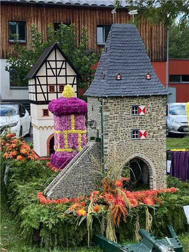 Der Blumenkorso bildet den Höhepunkt des viertägigen Erpeler Weinfestes.  Foto: Brauchtumsverein „Freunde des Erpeler Weinfestes“ e.V.