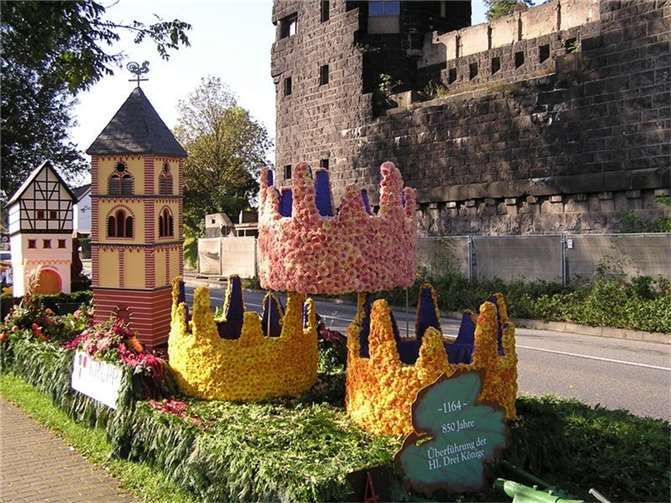 Der Blumenkorso in Erpel steht erneut auf der Kippe. Um einen Blumenkorso 2023 stattfinden lassen zu können, muss der Festumzug neugestaltet werden. Quelle: Freunde des Erpeler Weinfestes