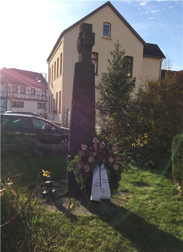 Der Blumenkranz am Oedinger Ehrendenkmal. Vokstrauertag ohne große Öffentlichkeit, aber mit Gedenken an alle Opfer. Foto: privat