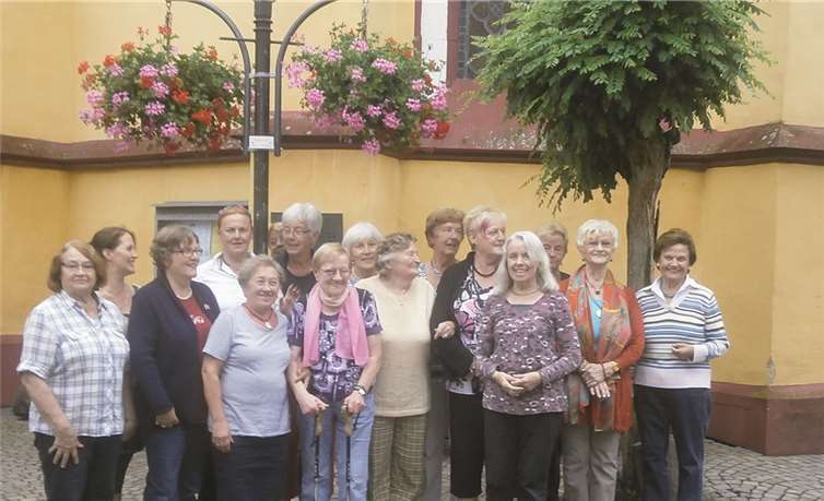 Der Blumenschmuck am Scheurener Dorfplatz konnte pünktlich zur Kirmes komplettiert werden. privat