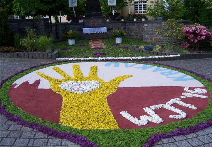 Der Blumenteppich wies auf den in diesem Jahr stattfindenden Weltjugendtag in Krakau hin.privat