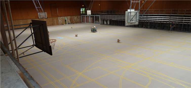 Der Boden der Sporthalle des Schulzentrums wird nach den Ferien nicht mehr wiederzuerkennen sein.