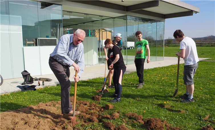 Der Boden wird umgegraben.