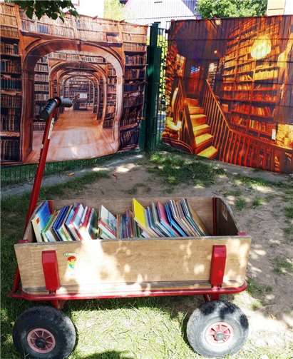 Der Bollerwagen bietet eine Menge Lesespaß. Foto: privat