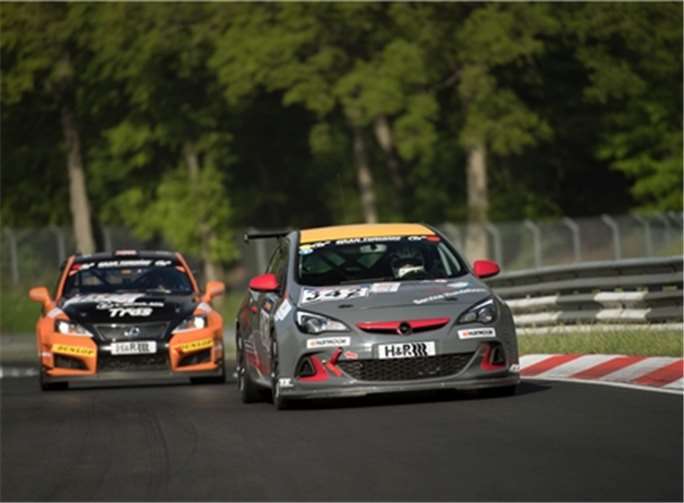 Der Bonk-Opel Astra OPC Cup wurde von Raphael Hundeborn, Roman Löhnert und Malte Tack, der den verhinderten Marc Legel vertrat, auf Platz vier gefahren. Jochen Merkle