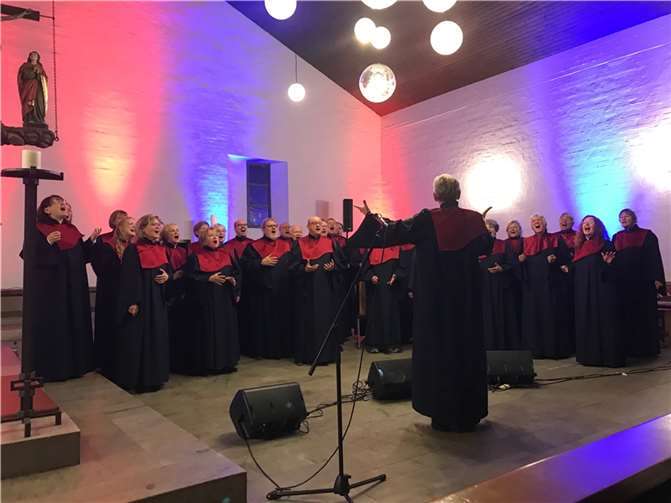 Der Bonner Gospelchor „Wave of Joy“ veranstaltete sein erstes Benefizkonzert nach der Pandemiepause unter der Leitung von Angelika Rehaag und mit Begleitung von Lukacz Flakus am Piano. Foto: privat