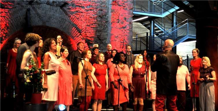 Der Bonner Jazzchor in der historischen Gießhalle in Sayn.  Copyright: Peter Siebenmorgen