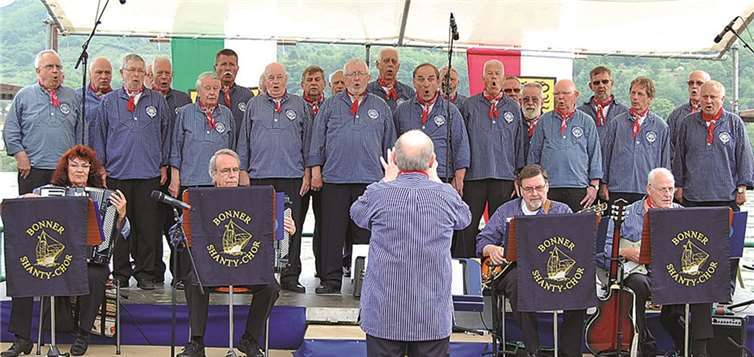 Der Bonner Shanty-Chor, diesmal geleitet von Hein Schreiber, unterhielt die Gäste des Brohler Hafenfestes mit Seemannsliedern.FA