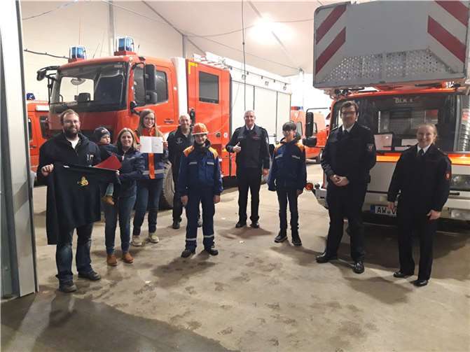Der Bonner Stadtjugendfeuerwehrwart Sebastian Degen, in Begleitung seiner Kollegin Nicole Mähne, überreichte den Geldbetrag sowie Sweatshirts.  Foto: privat