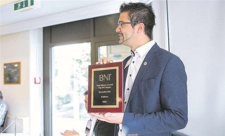 Der Bopparder Raphael Stenzhorn präsentiert stolz die Ehrentafel „Top Ten“ für sein BNI-Unternehmerteam Deutsches Eck Koblenz. Michael Jarmusch