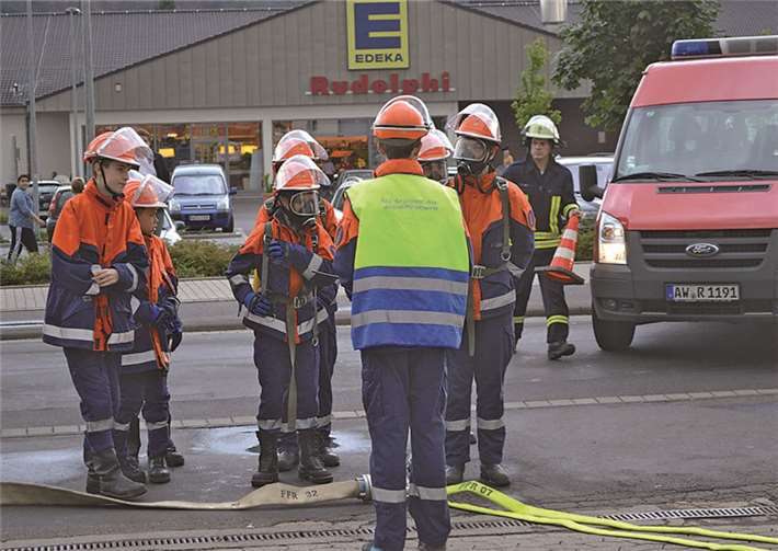 Der Brand eines Pkw in einer Halle mit drei Vermissten war eine der Aufgaben, die der Feuerwehrnachwuchs zu bewältigen hatte. AB