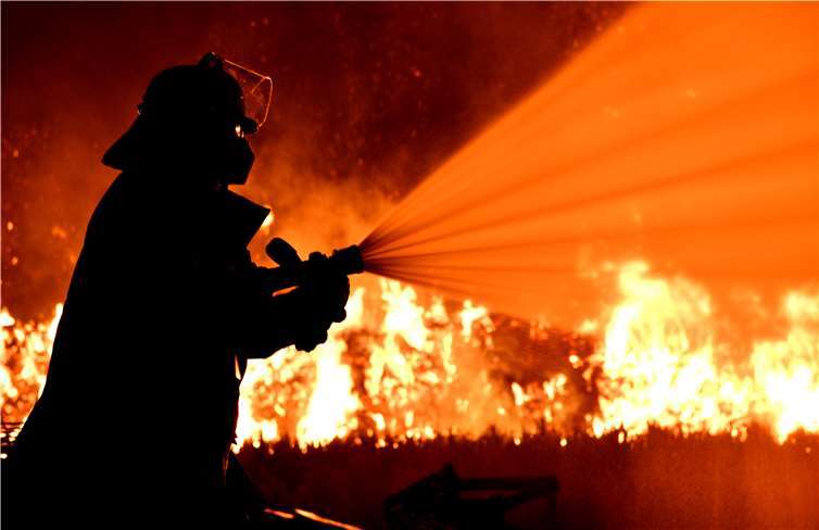 Mehr Einsätze, weniger Kontakt Der Brand ging über mehrere Tage.