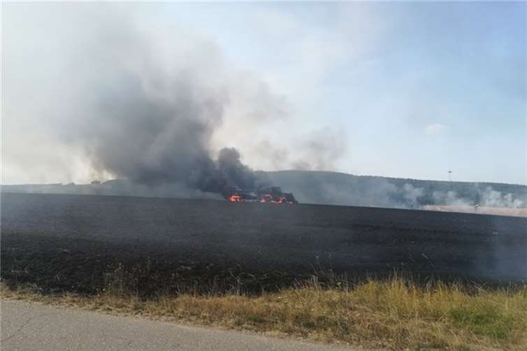 Der Brand griff von dem Traktor schnell auf das umliegende Feld über. Foto: Polizeidirektion Koblenz