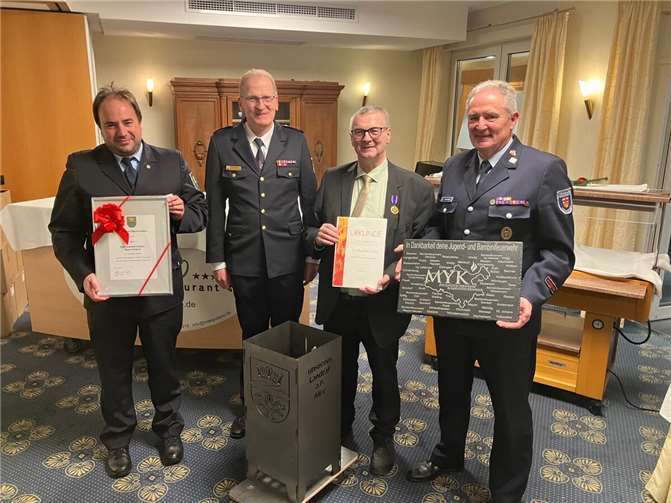 Der Brand- und Katastrophenschutzinspekteuer des Landkreises Mayen-Koblenz Rainer Nell (2.v.l.) dankte Landrat Dr. Alexander Saftig (2.v.r.) gemeinsam mit dem Vorsitzenden des Kreisfeuerwehrverbands Jens Nikolai (links) und Kreisjugendfeuerwehrwart Horst Klee (rechts) für seinen herausragenden Einsatz im Bereich Feuerwehr und Katastrophenschutz des Landkreises.  Foto: Kreisverwaltung MYK/Rainer Nell