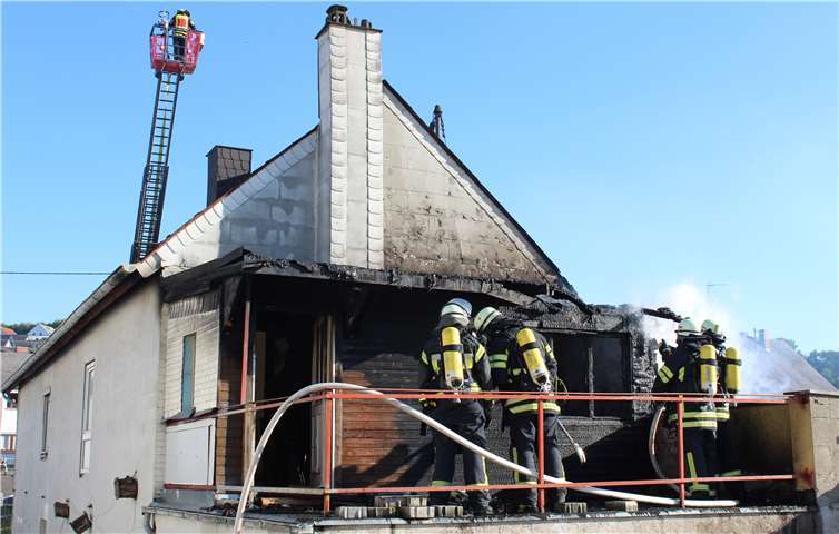 Der Brand war schon dabei, auf das Dach überzugreifen, als die Feuerwehr eintraf. Foto: Feuerwehr Maifeld