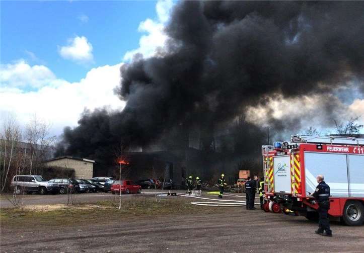 Der Brand zeigt sich mit meterhohen Flammen und einer schwarzen Rauchsäule. Fotos: Verbandsgemeindeverwaltung Pellenz