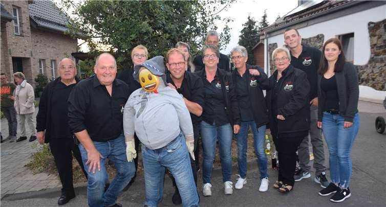 Der Brauchtumsverein Loch e.V. mit der Vorsitzenden Else Eichen (3. v.r.) und dem Kirmes-Paias.EICH