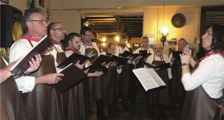 Der Brauerchor stimmte unter der Leitung von Anita Reuter verschiedene Lieder rund ums Bier an.