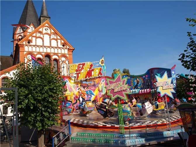 Das älteste Volksfest im Kreis lockt nach Sinzig Der Breakdancer erfreut sich seit Jahren großer Beliebtheit auf der Sinziger Kirmes. Fotos: Archiv ROB